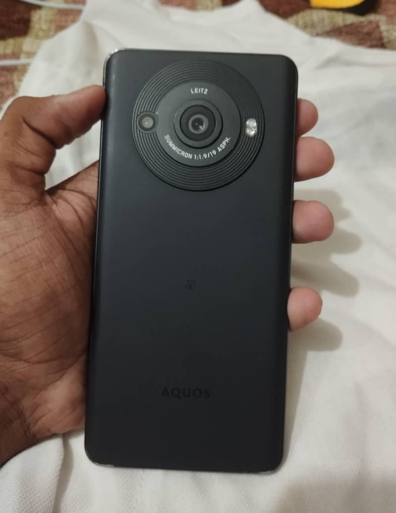 Sharp Aquos R8 pro 0