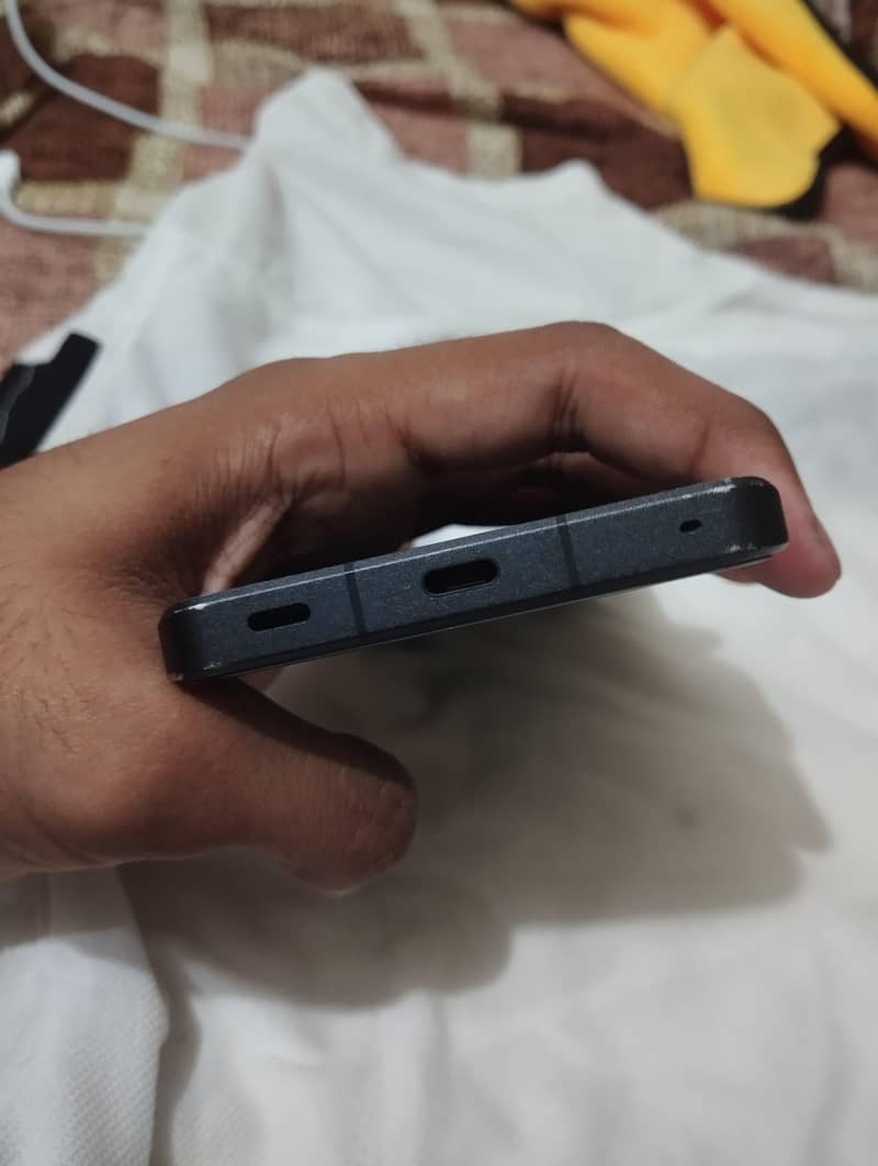 Sharp Aquos R8 pro 3