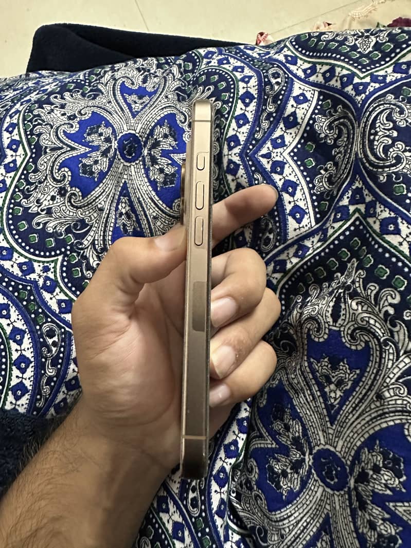 Apple iPhone 16 Pro 1