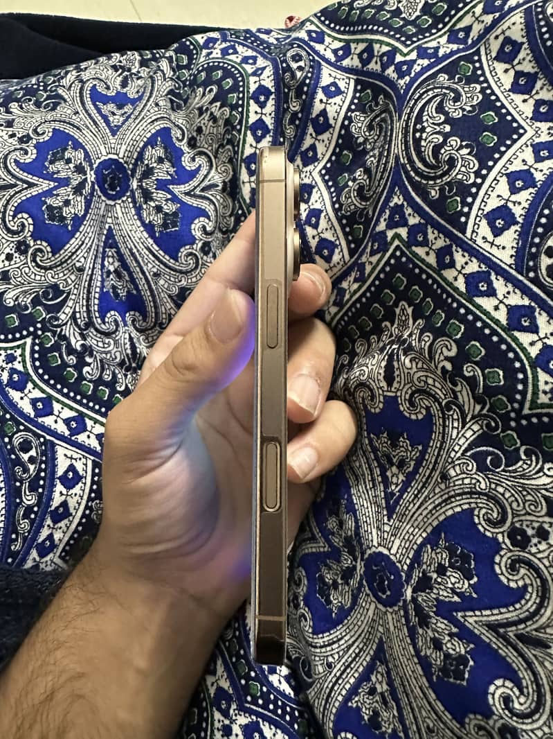 Apple iPhone 16 Pro 3