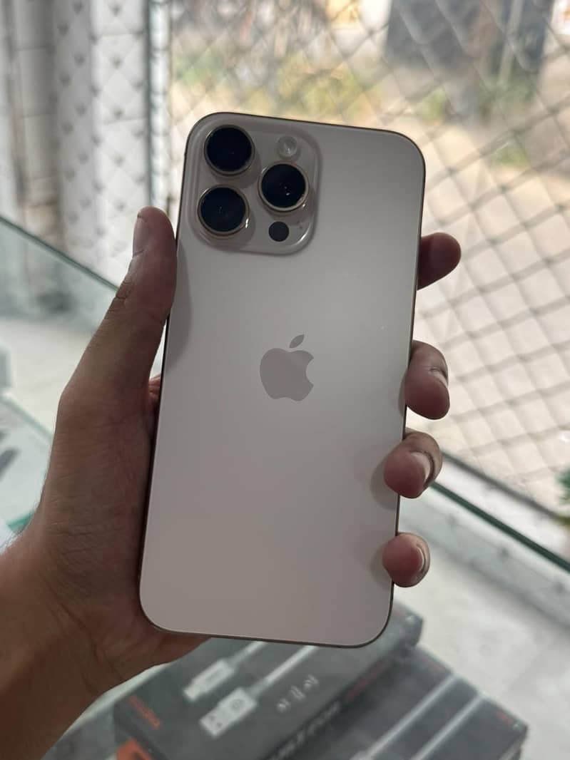 Apple iPhone 16 Pro Max 0