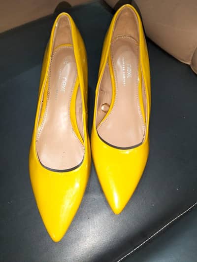 yellow patent pointed-toe court shoes and matching purse