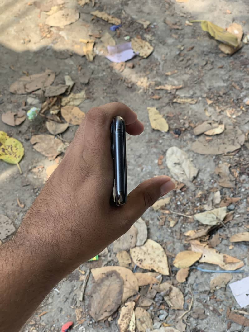 Apple iPhone 11 Pro 4
