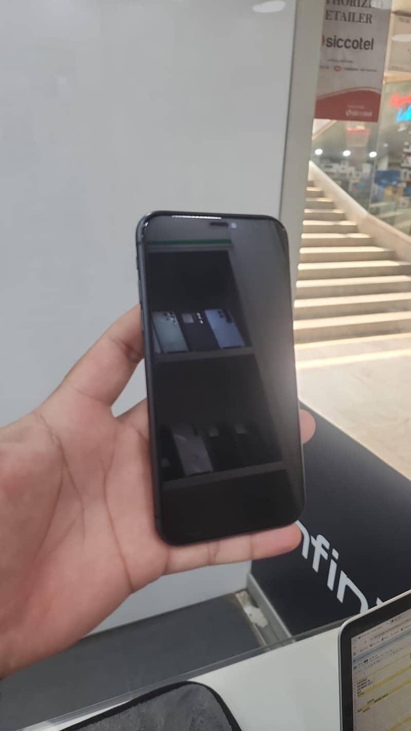 Apple iPhone 11 0