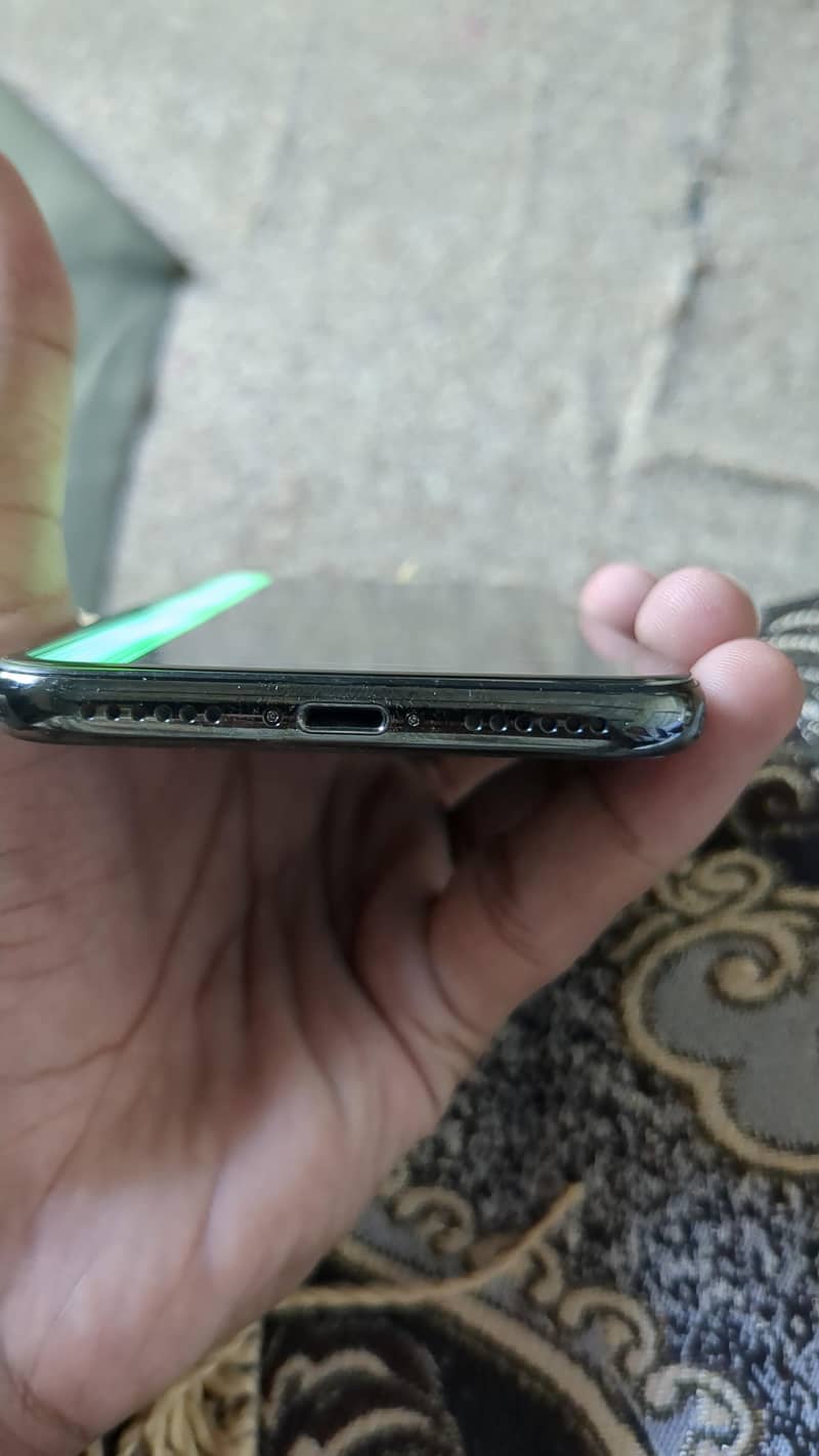 Apple iPhone X 4