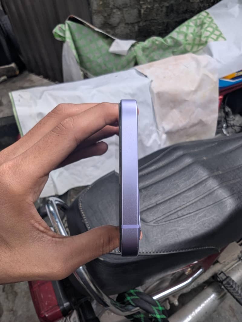 Apple iPhone 12 4