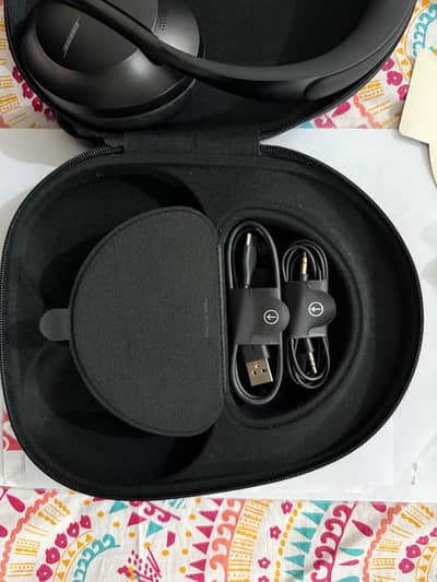 Bose Noise Cancelling Headphones 700 - Black - Original Case & Cover