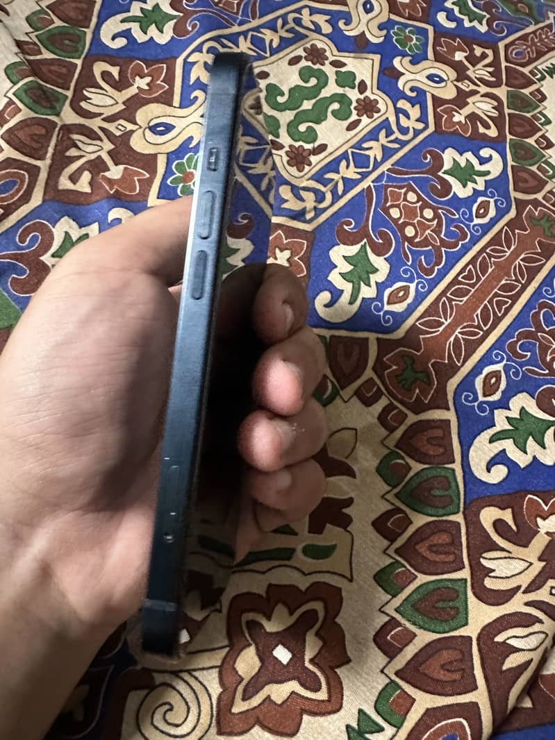 Apple iPhone 13 4