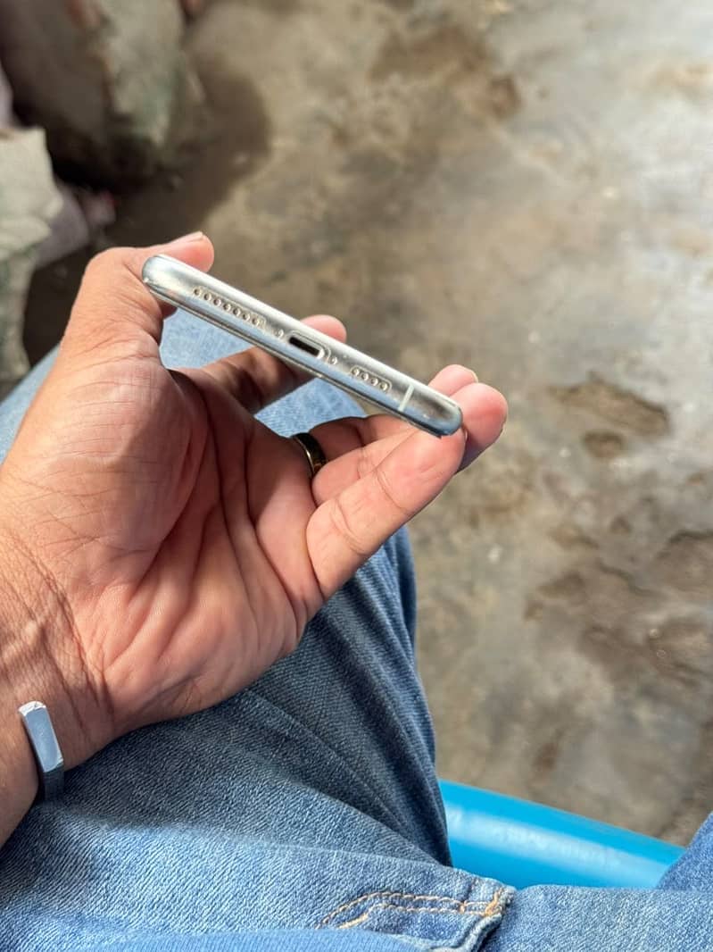 Apple iPhone 11 Pro Max 4