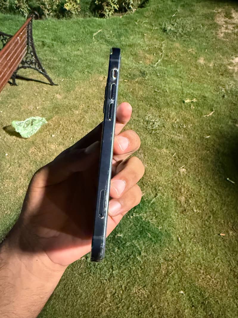 Apple iPhone 12 4
