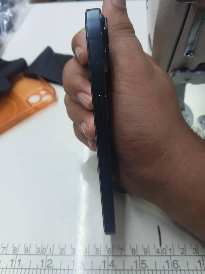 Apple iPhone 13 4