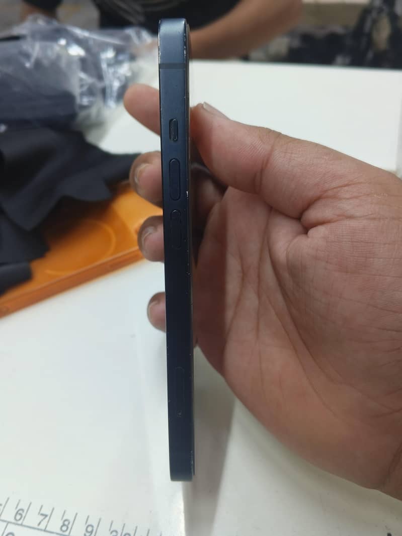 Apple iPhone 13 5
