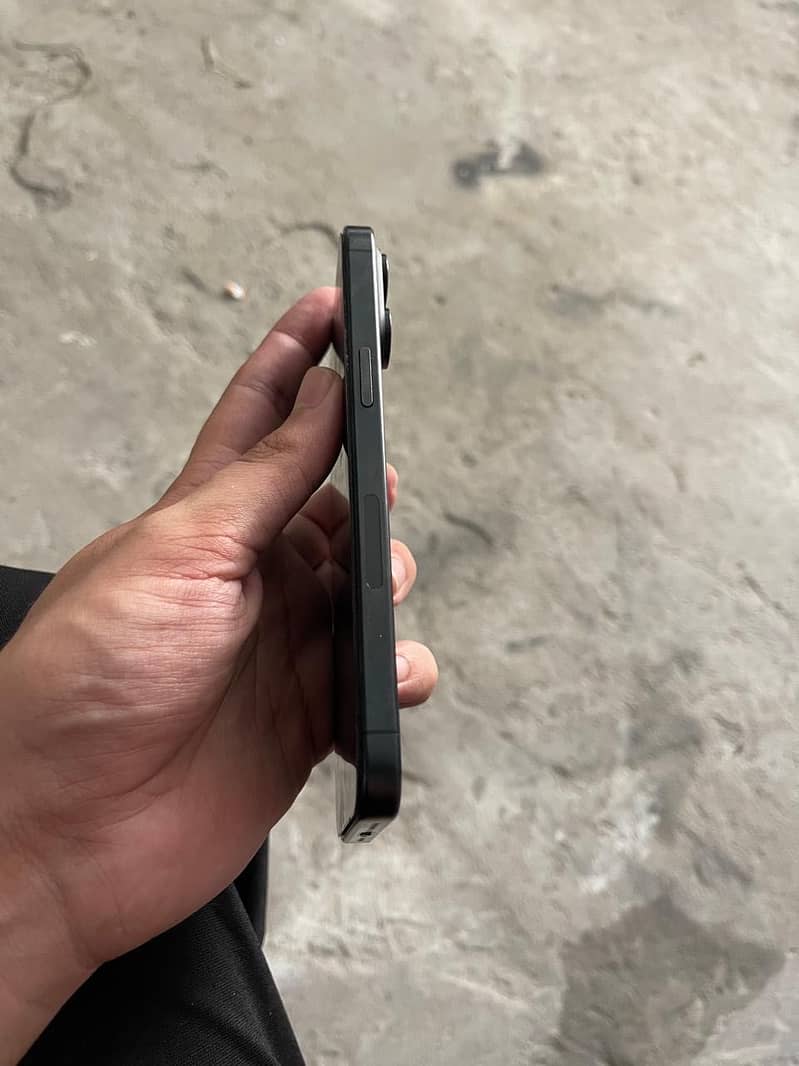 Apple iPhone 15 Pro Max 4