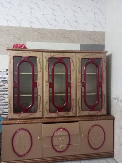 Beautiful 3 Door Wooden Almari with Drawers – Excellent Condition”