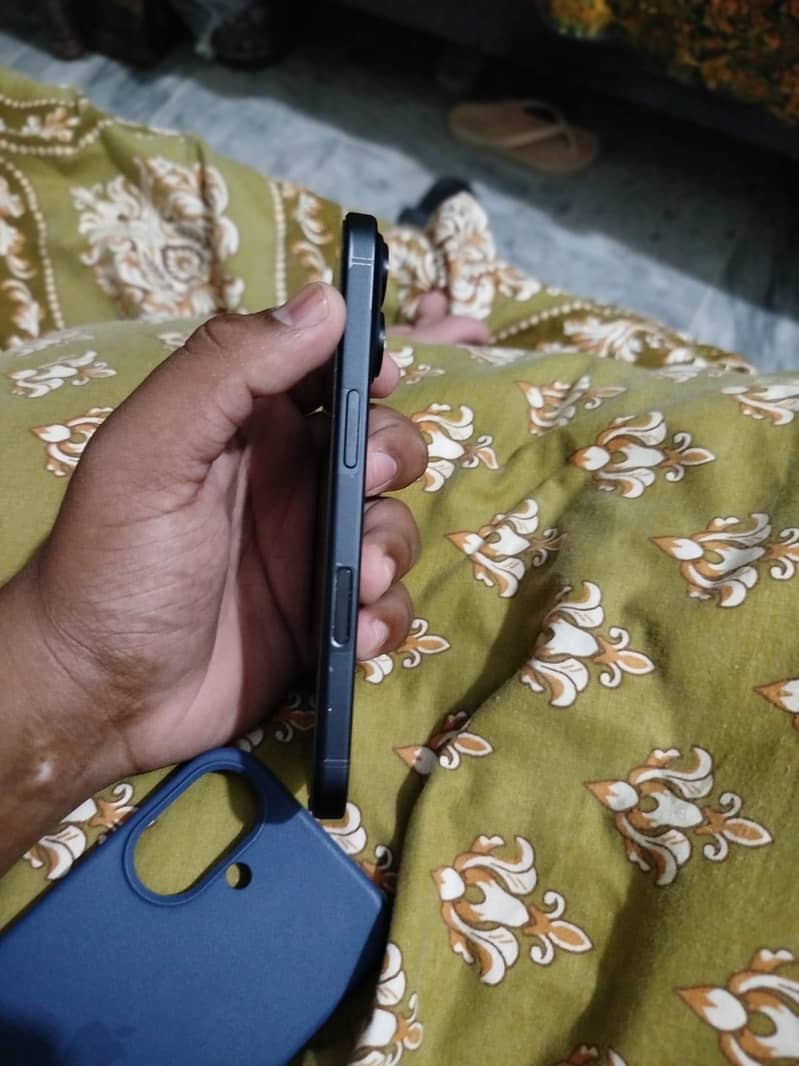 Apple iPhone 16 2