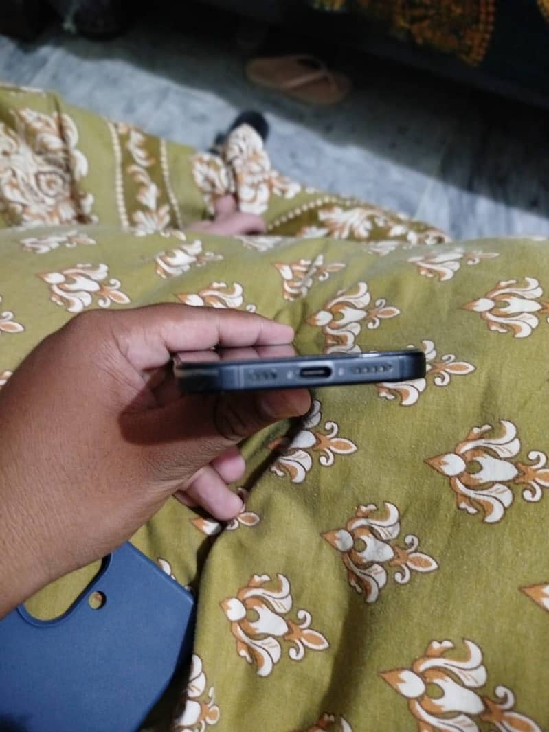 Apple iPhone 16 3