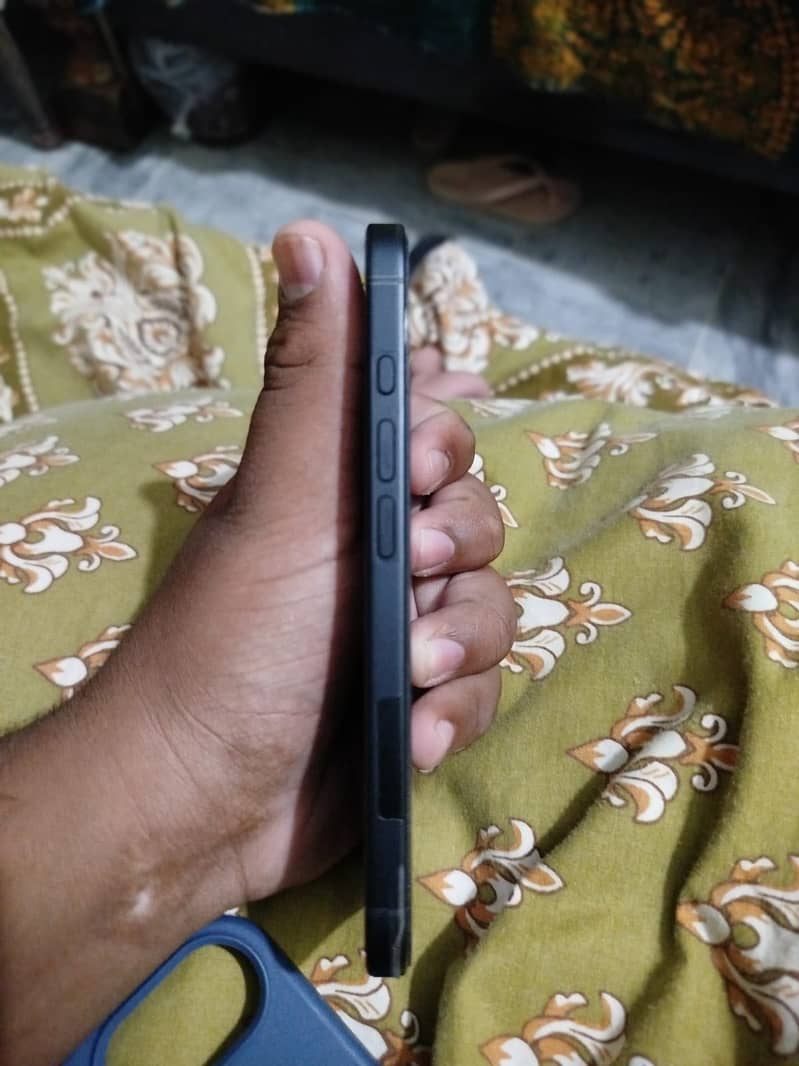 Apple iPhone 16 4