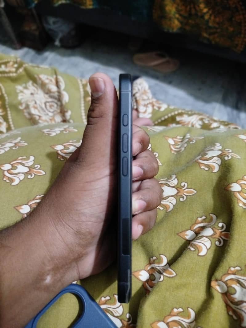 Apple iPhone 16 5