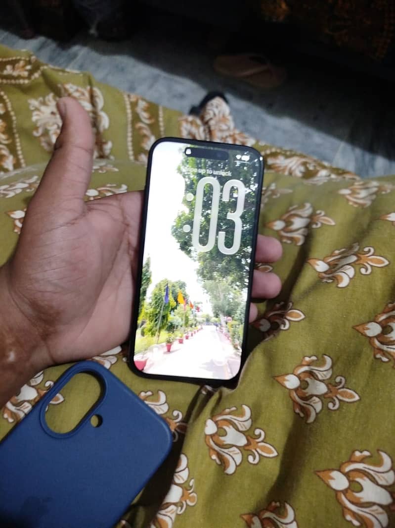 Apple iPhone 16 7