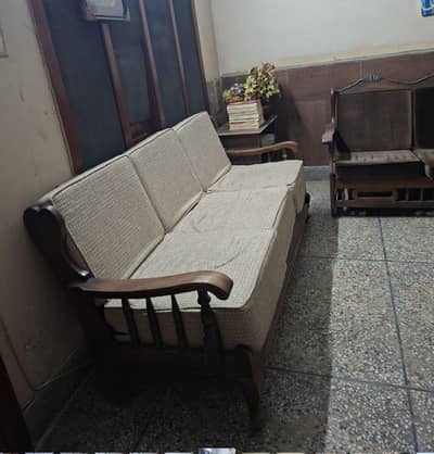 5 Seater Sofa set with 6 inches Molty Foam in a very good condition