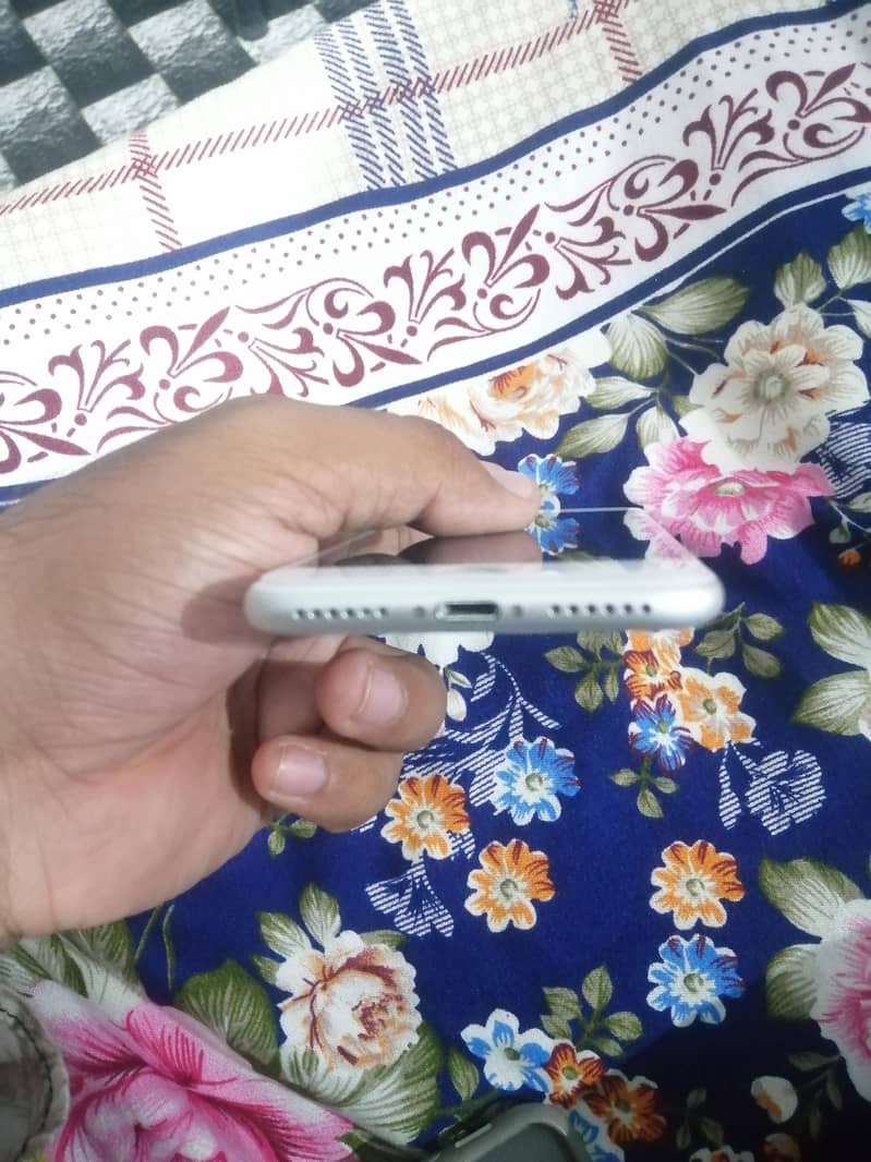 Apple iPhone 7 2