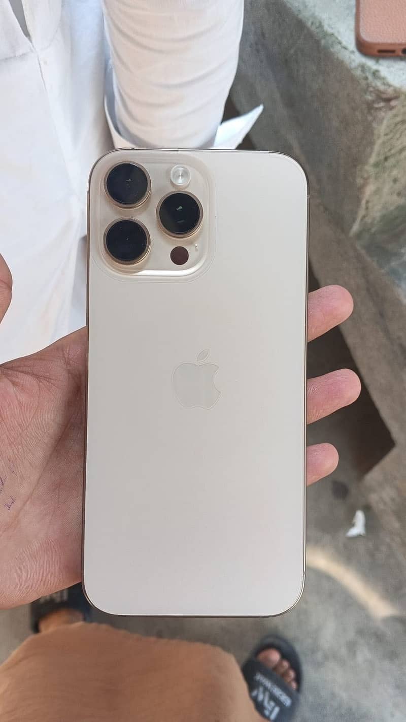 iphone 16 pro max 4