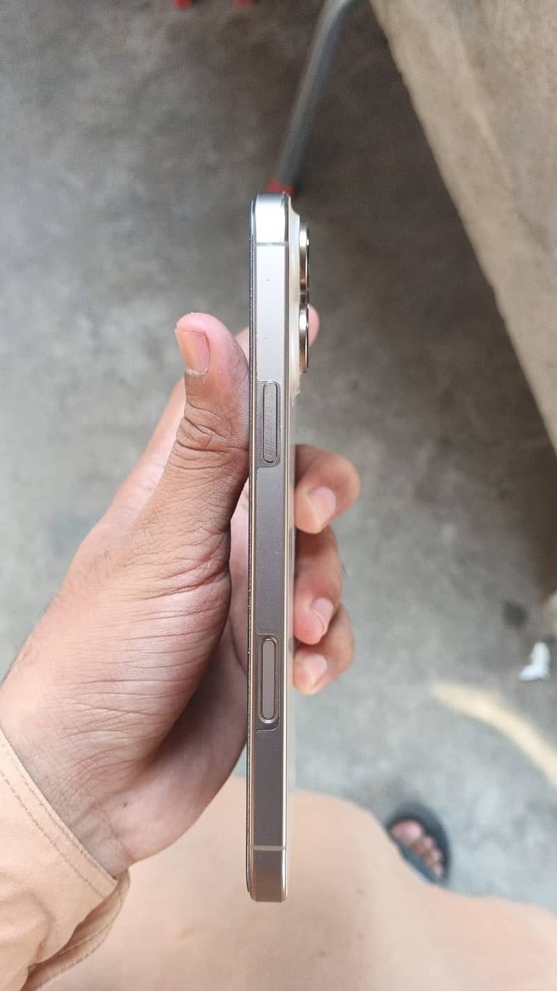 iphone 16 pro max 5