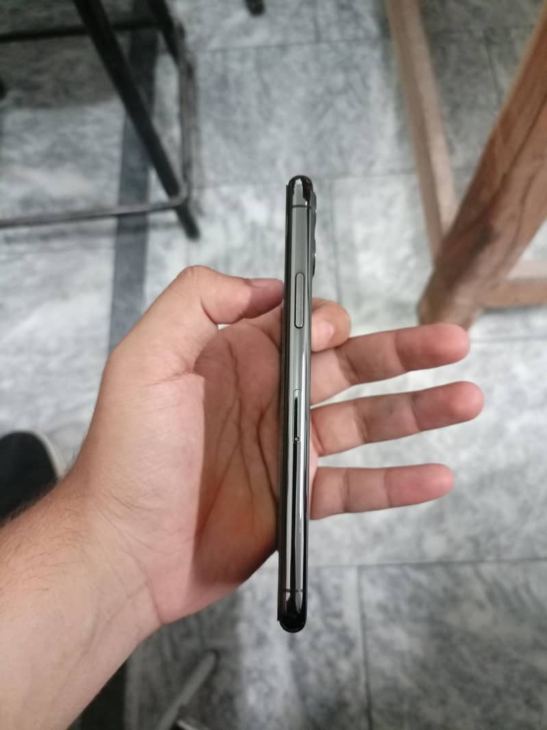 Apple iPhone 11 Pro 4