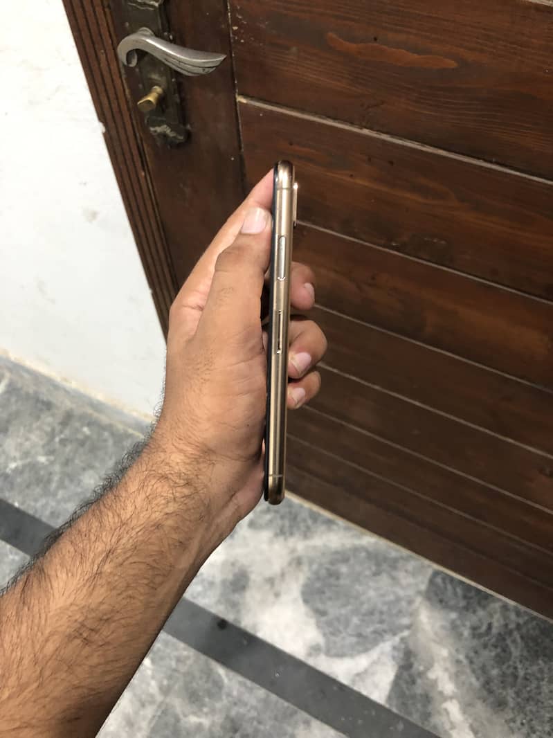 Apple iPhone XS 4