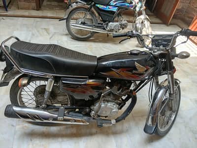Honda 125 black  0300-9810398+0331-4152530