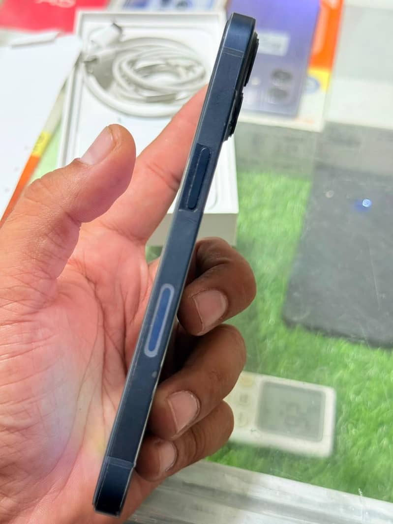 Apple iPhone 13 5