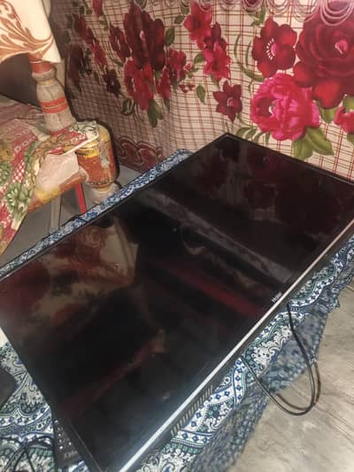 HAIER 32 INCHES LED TV | PANEL LINE ISSUE - FOR REPAIR / PARTS OK.