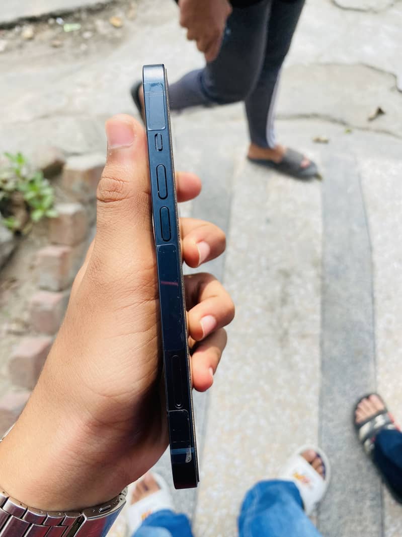 Apple iPhone 13 9