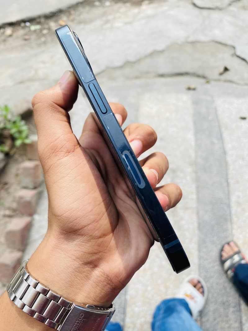 Apple iPhone 13 11