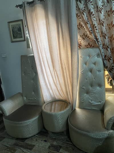 chairs with center table and dressing