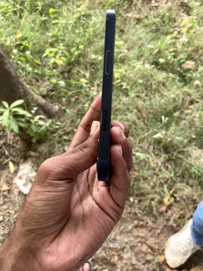 Apple iPhone 12 4