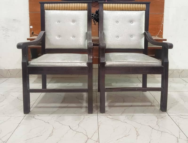CORNOR TABLE & CHAIRS 3