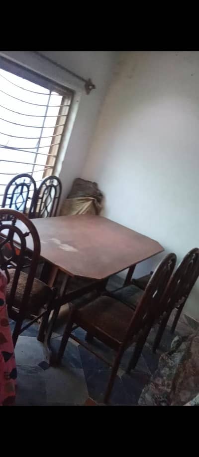 urgent selling dinning+2 single beds diaar wood