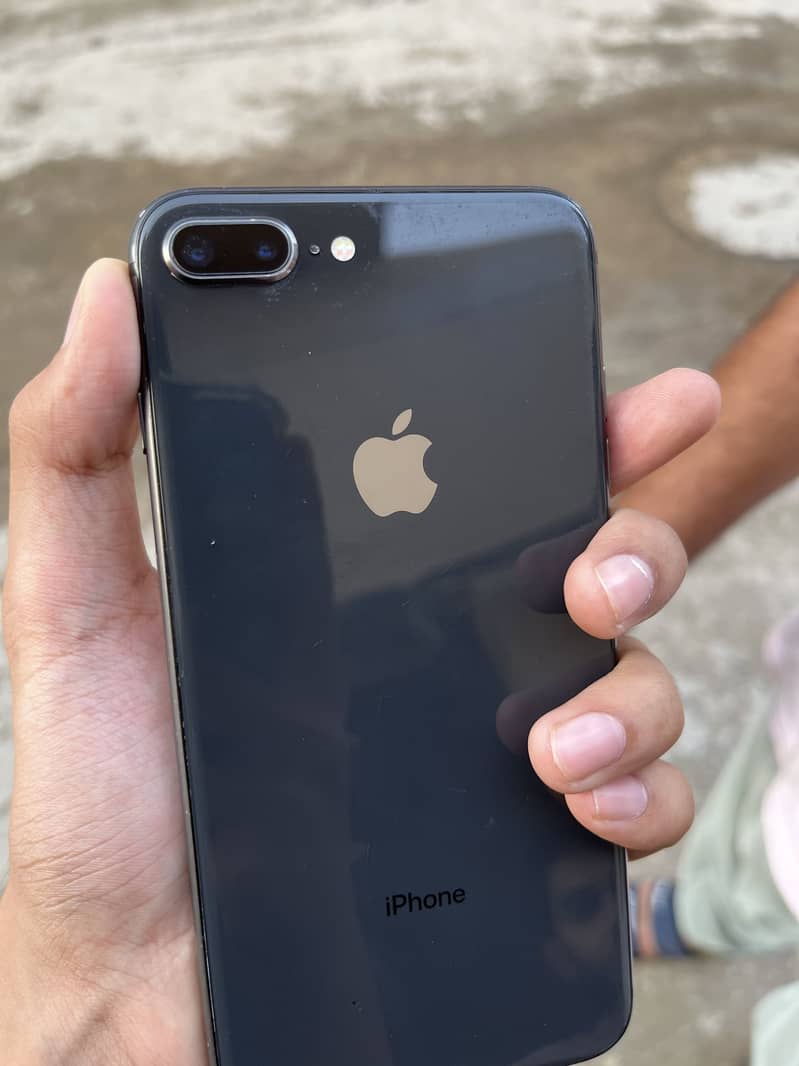 Apple iPhone 8 Plus 3