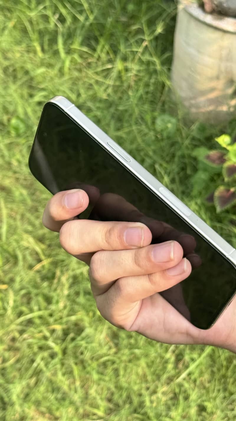 Apple iPhone 15 Pro Max 2
