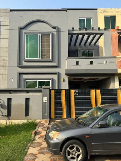 Very Attractive location 05 Marla house for sale