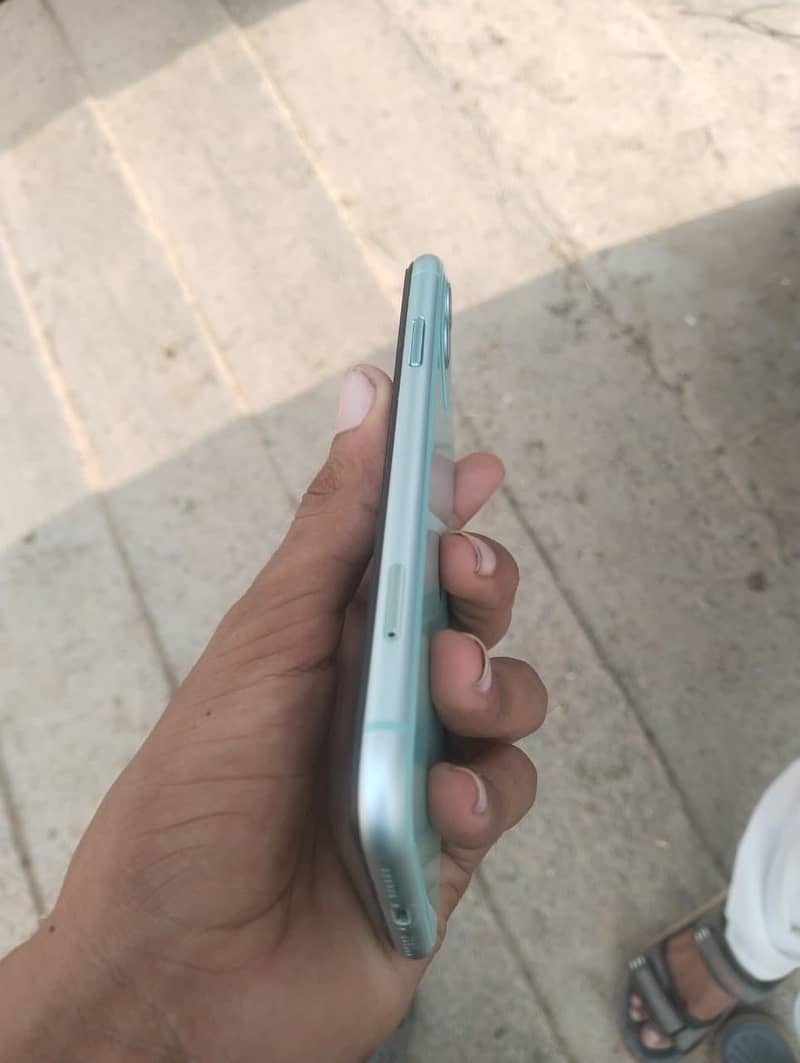 Apple iPhone 11 4