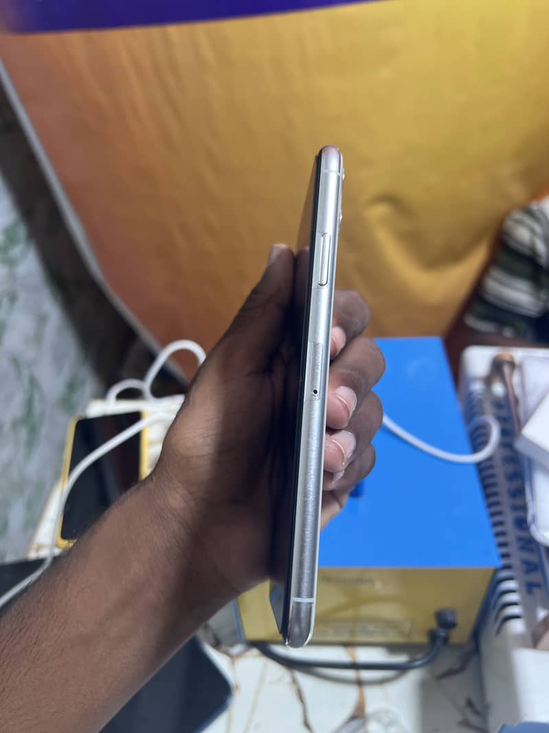 Apple iPhone 11 Pro Max 4