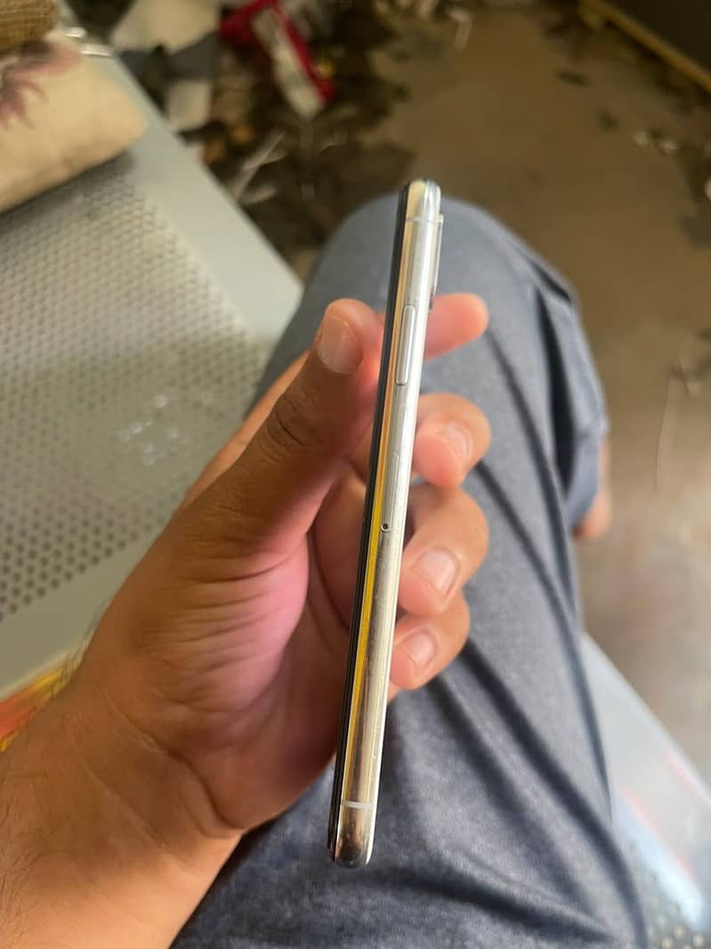 Apple iPhone X 3