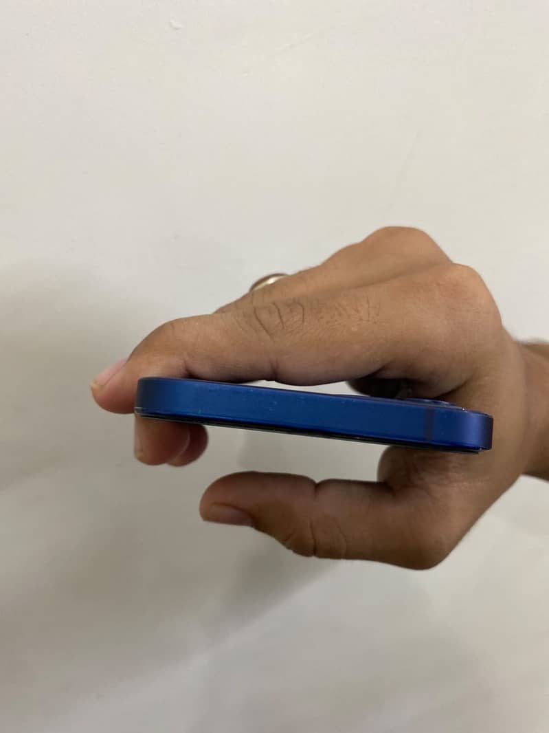 Apple iPhone 12 4