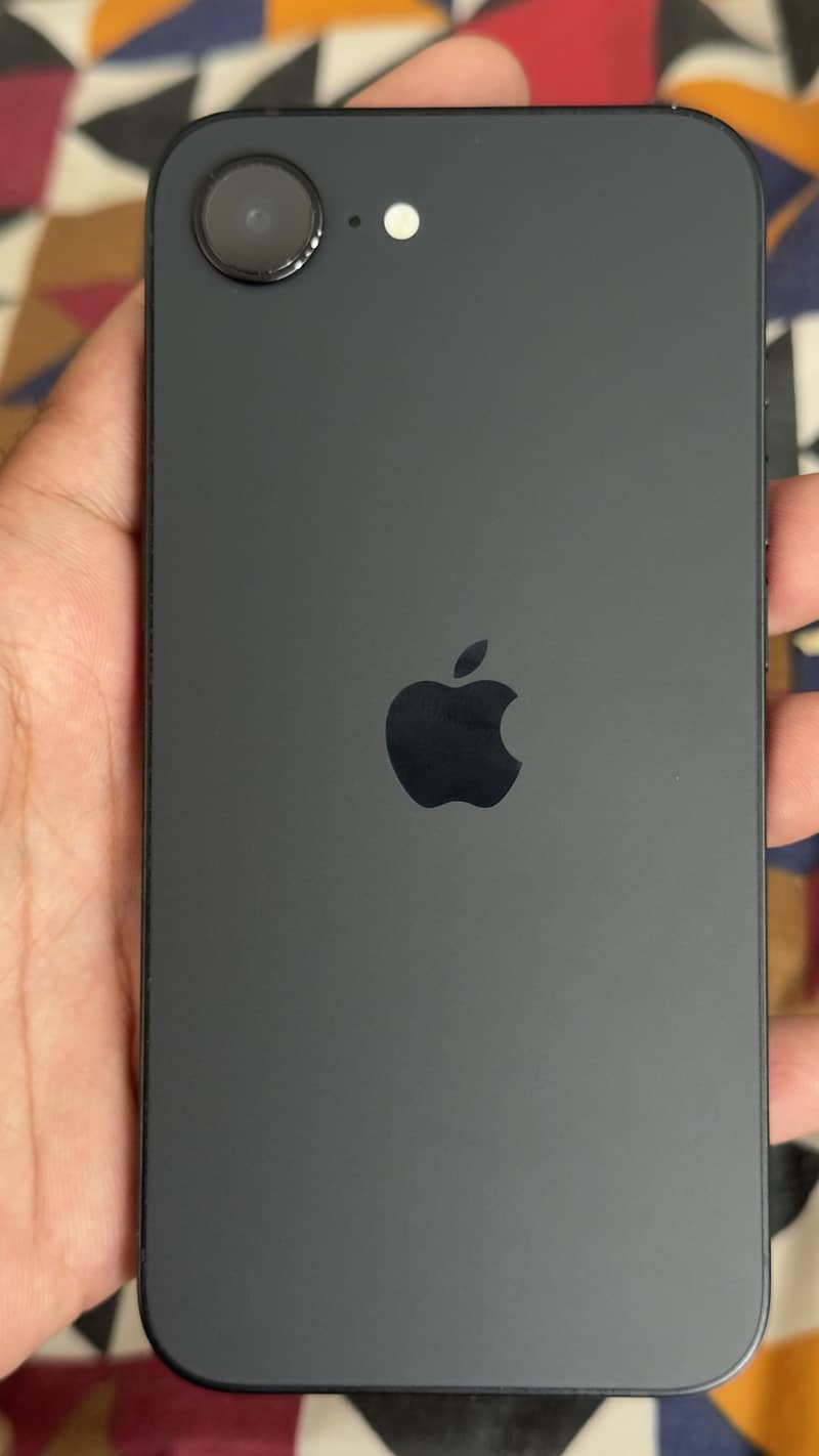 Apple iPhone 16e 1