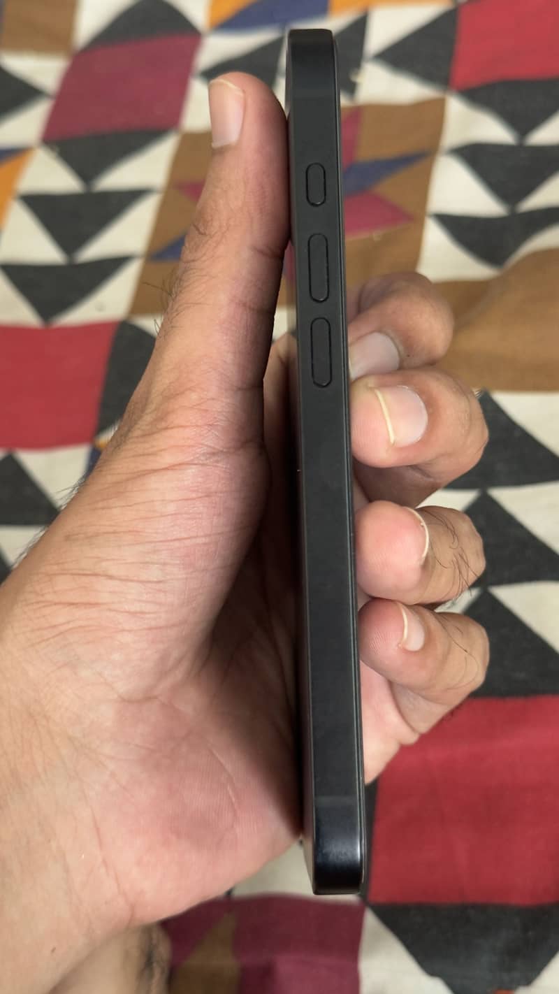 Apple iPhone 16e 2