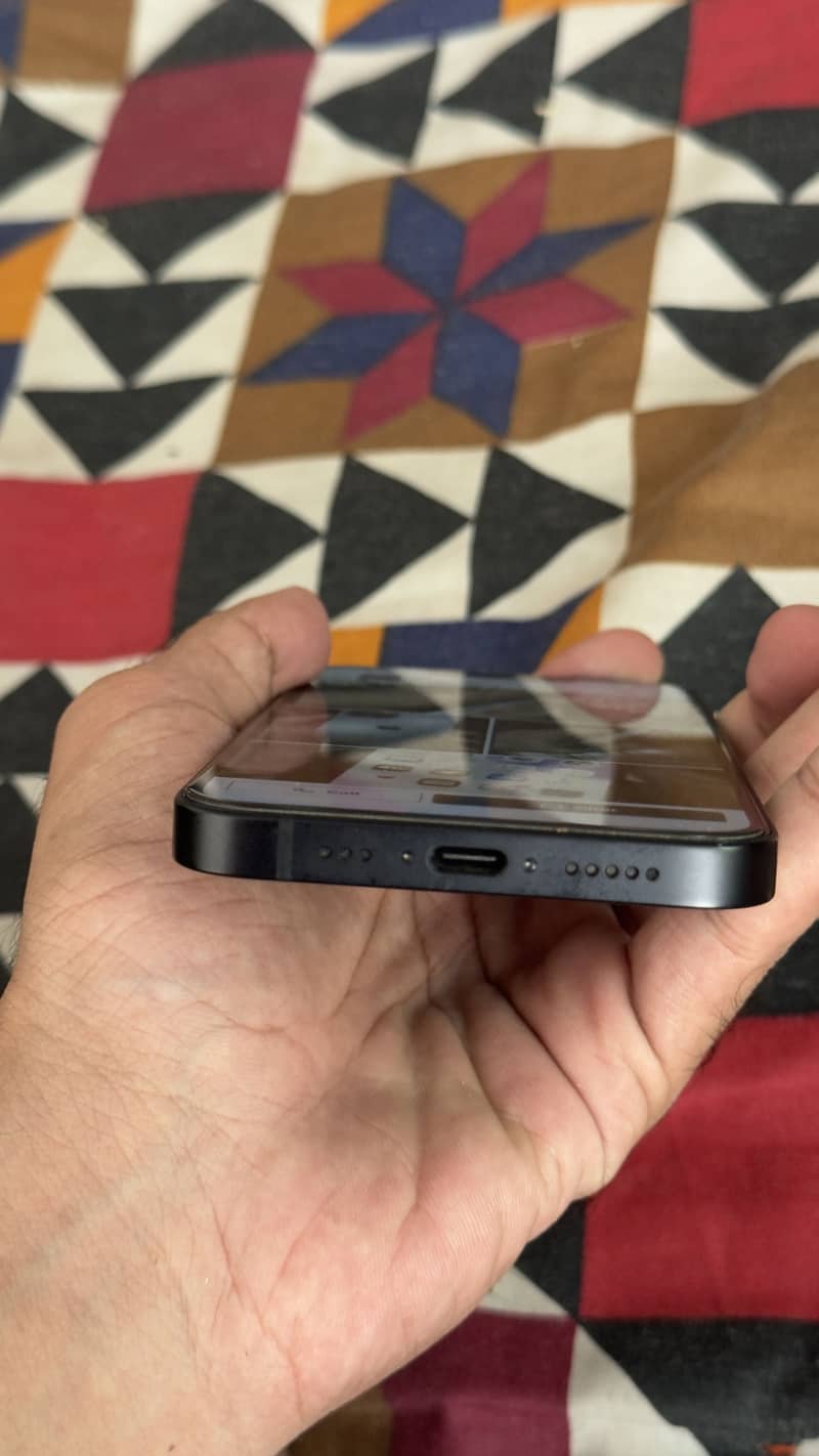 Apple iPhone 16e 3
