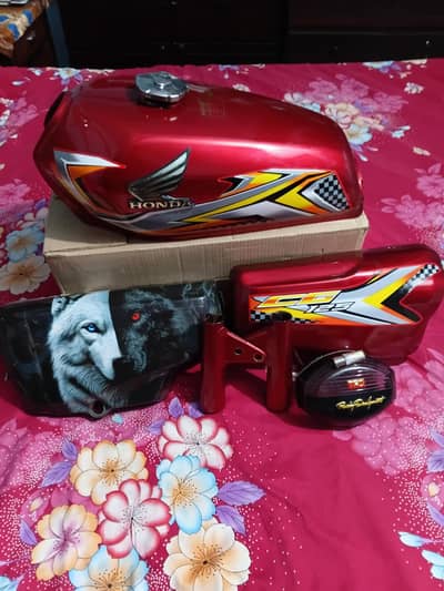 125 Fuel tank & side tapay