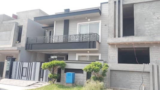 9 MARLA BRNAD NEW HOUSE FOR SALE
